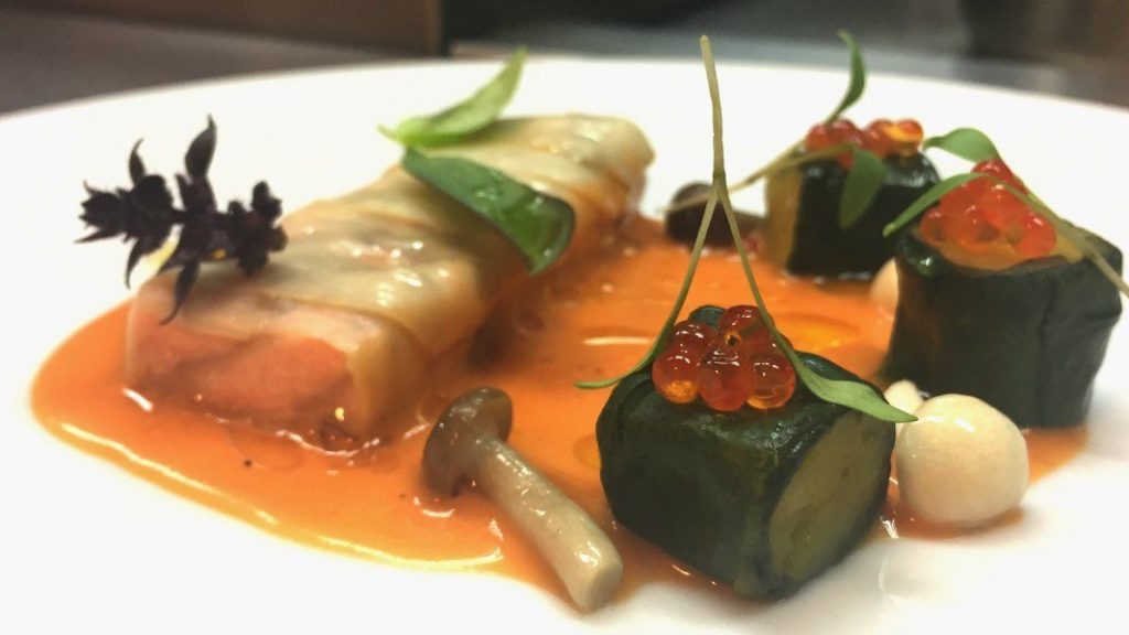 Canelón de salmón, seta de cardo y causa limeña
