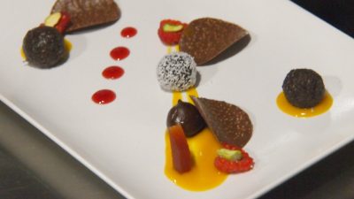 Sopa de mango con lima, queso, chocolate y trufa