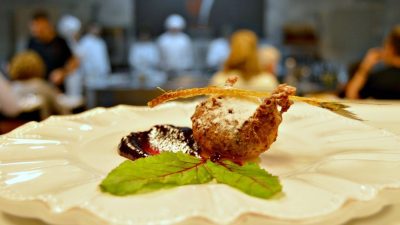 Buñuelo de sardina con miel y mermelada de remolacha