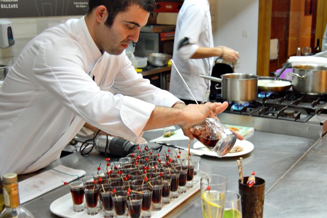 El coctelero Joan Canals en el curso de cocina #a4manos Fingerfood