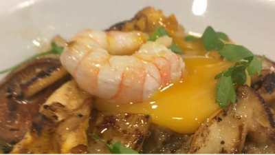 Setas, gamba al ajillo y yema