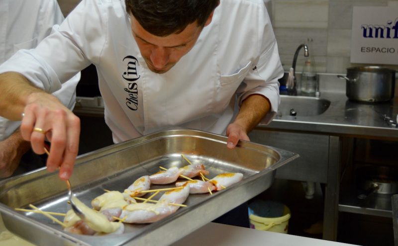 chef cocinando calameres gratinados