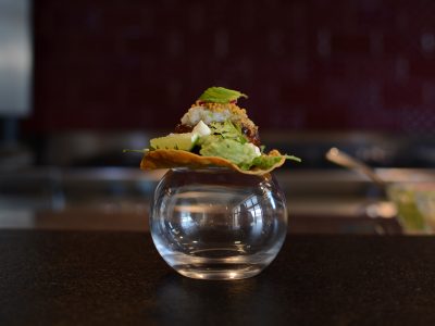 Taco de costilla de cerdo negro con tartar de vieira, shiso y barbacoa japonesa Taco de costilla de cerdo negro con tartar de vieira, shiso y barbacoa japonesa