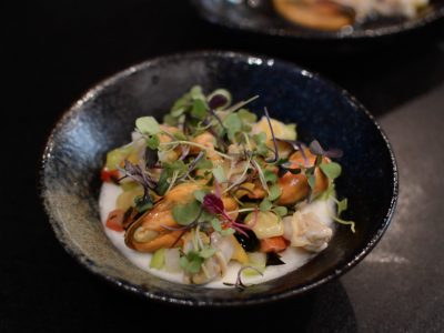 Ajoblanco de almendra con mariscos y praliné salado Ajoblanco de almendra con mariscos y praliné salado