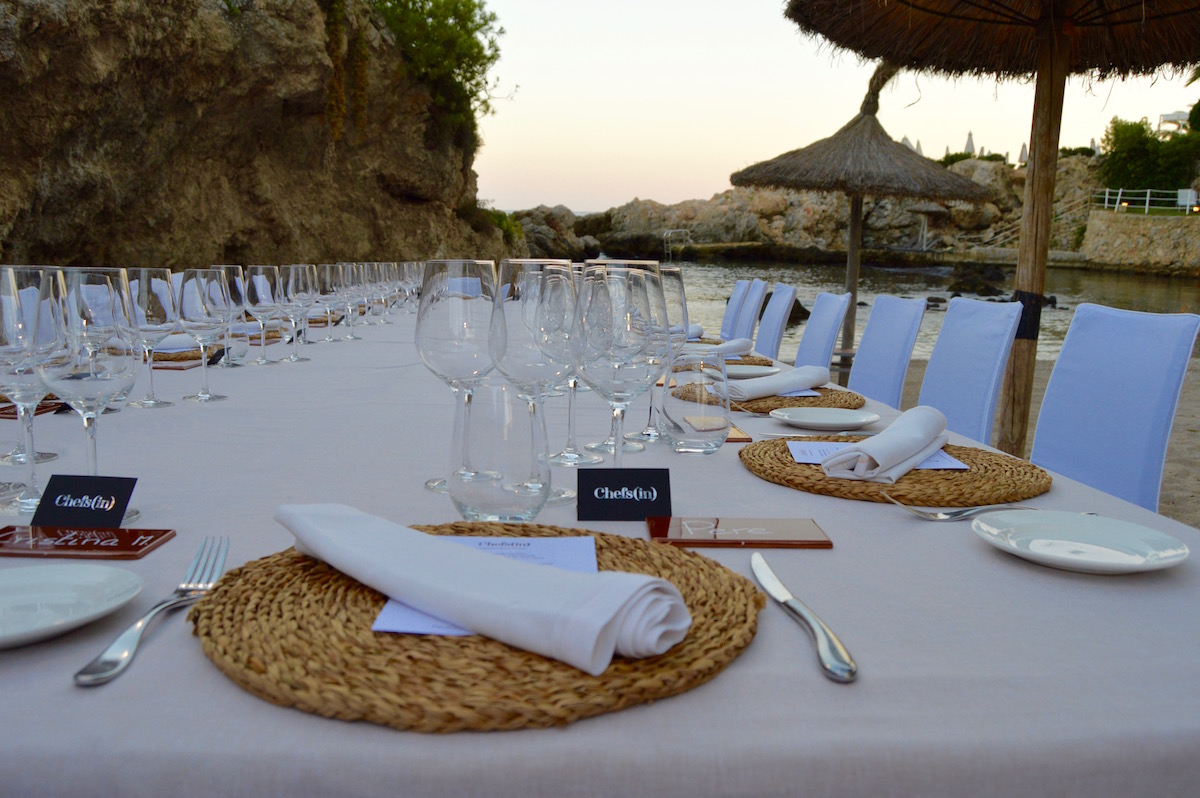 Hidden Kitchen con Miquel Sanchez en Gran Melia de Mar - Mesa con playa al fondo