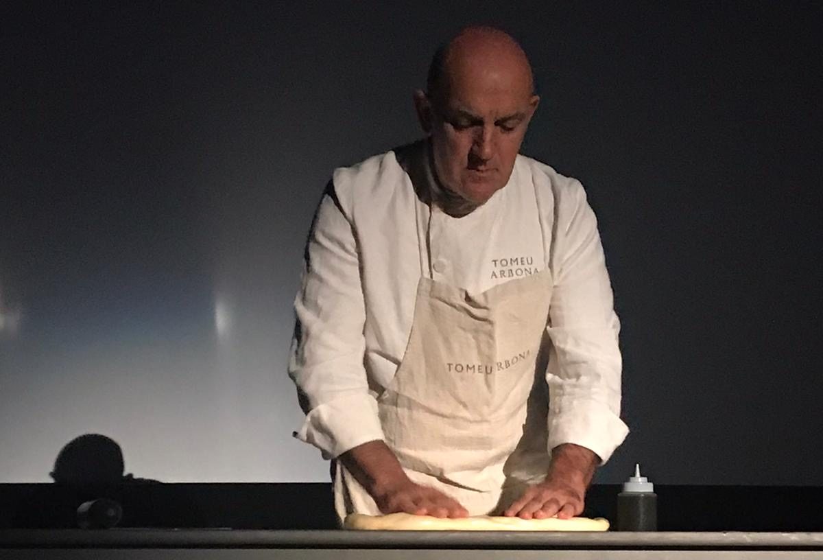 Tomeu Arbona elaborando una ensaimada en The Food Film Fest