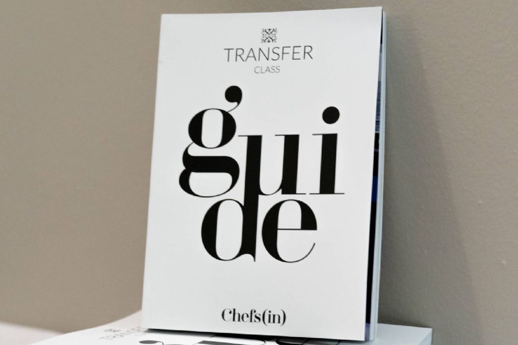 Transfer Class y Chefs(in) nos hemos encontrado en el camino de la experiencia y de la huella que han dejado las emociones. Nuestro empeño es el servicio y la calidad. Lo hacemos con empatía, conscientes de nuestra influencia, por eso cuidamos tanto la atención y el detalle. Así ha nacido la guía que está a punto de comprar, para la que hemos seleccionado restaurantes y coctelerías de Mallorca, Menorca, Ibiza y Formentera. Son ideas y recomendaciones para tener en cuenta a la hora de hacer planes y disfrutar con todos los sentidos de nuestras islas.
Si desea comprar más de un ejemplar en el mismo pedido, llámenos al 668861972 o escríbanos a info@chefsin.es